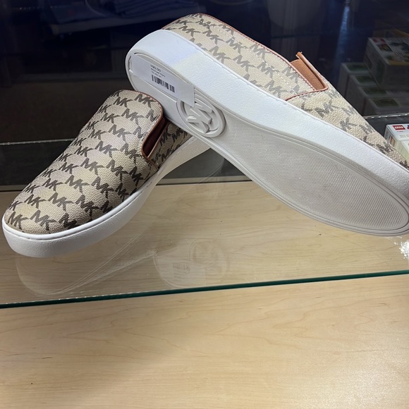 Michael kors size 10 slip on - Picture 2 of 2